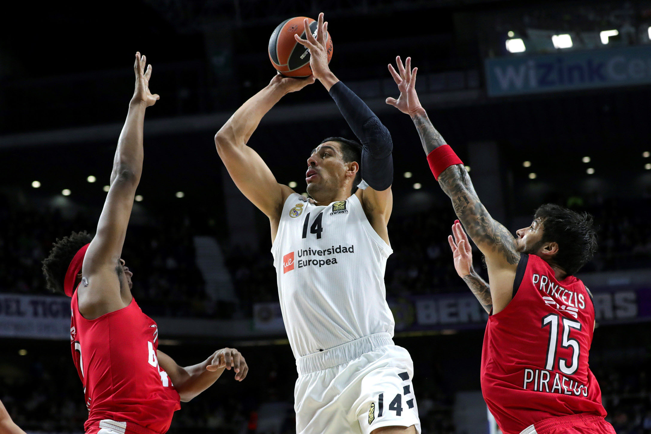 Gustavo Ayón, uno de los mejores en la victoria del Real Madrid, intenta anotar.