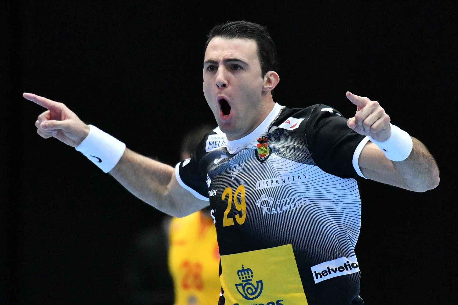 España manda un aviso en el Mundial 1 El extremo Aitor Ariño celebra un gol en la victoria de España ante Macedonia.