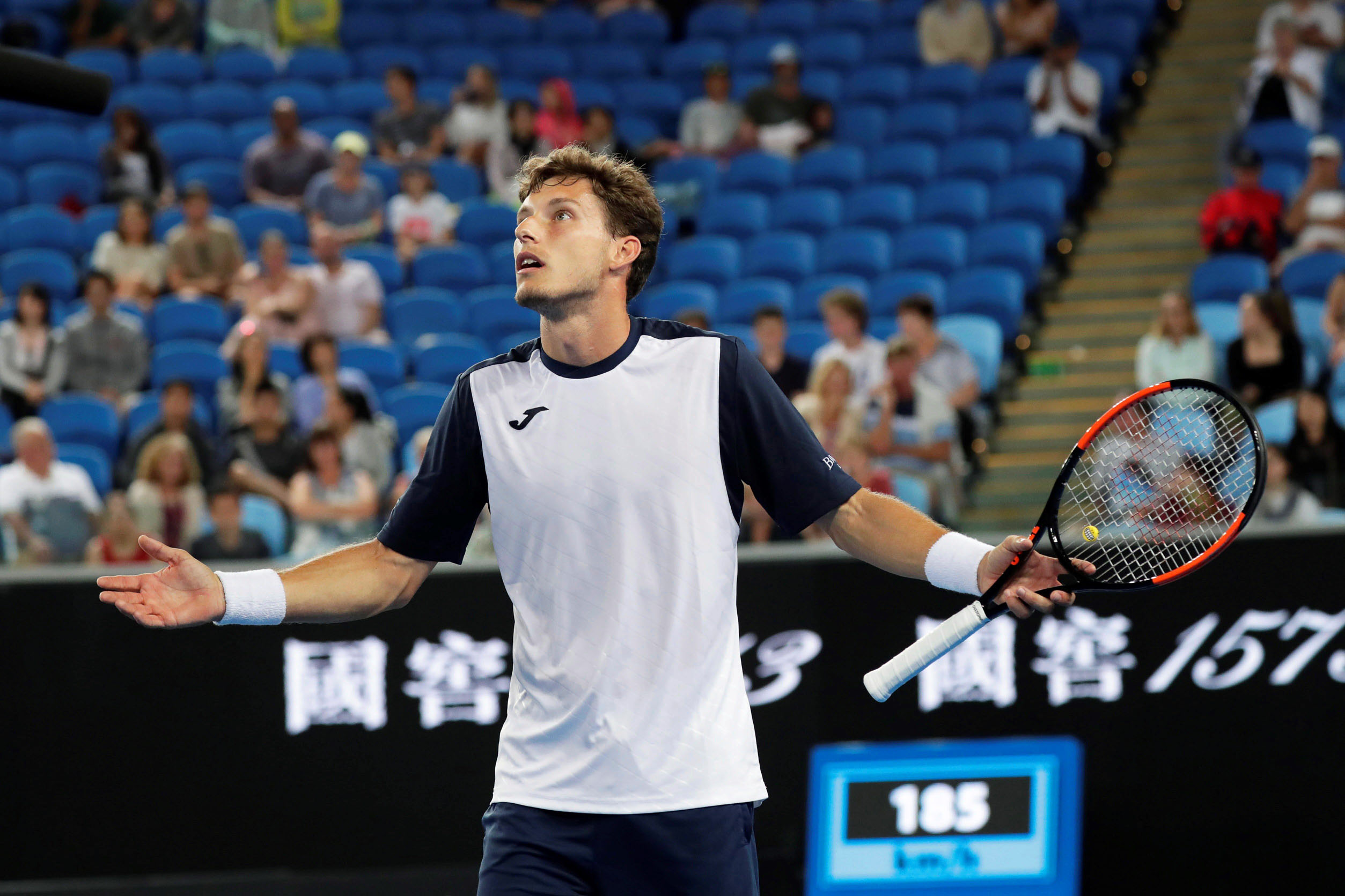 Pablo Carreño pide explicaciones al árbitro durante el partido de octavos de final ante Kei Nishikori.