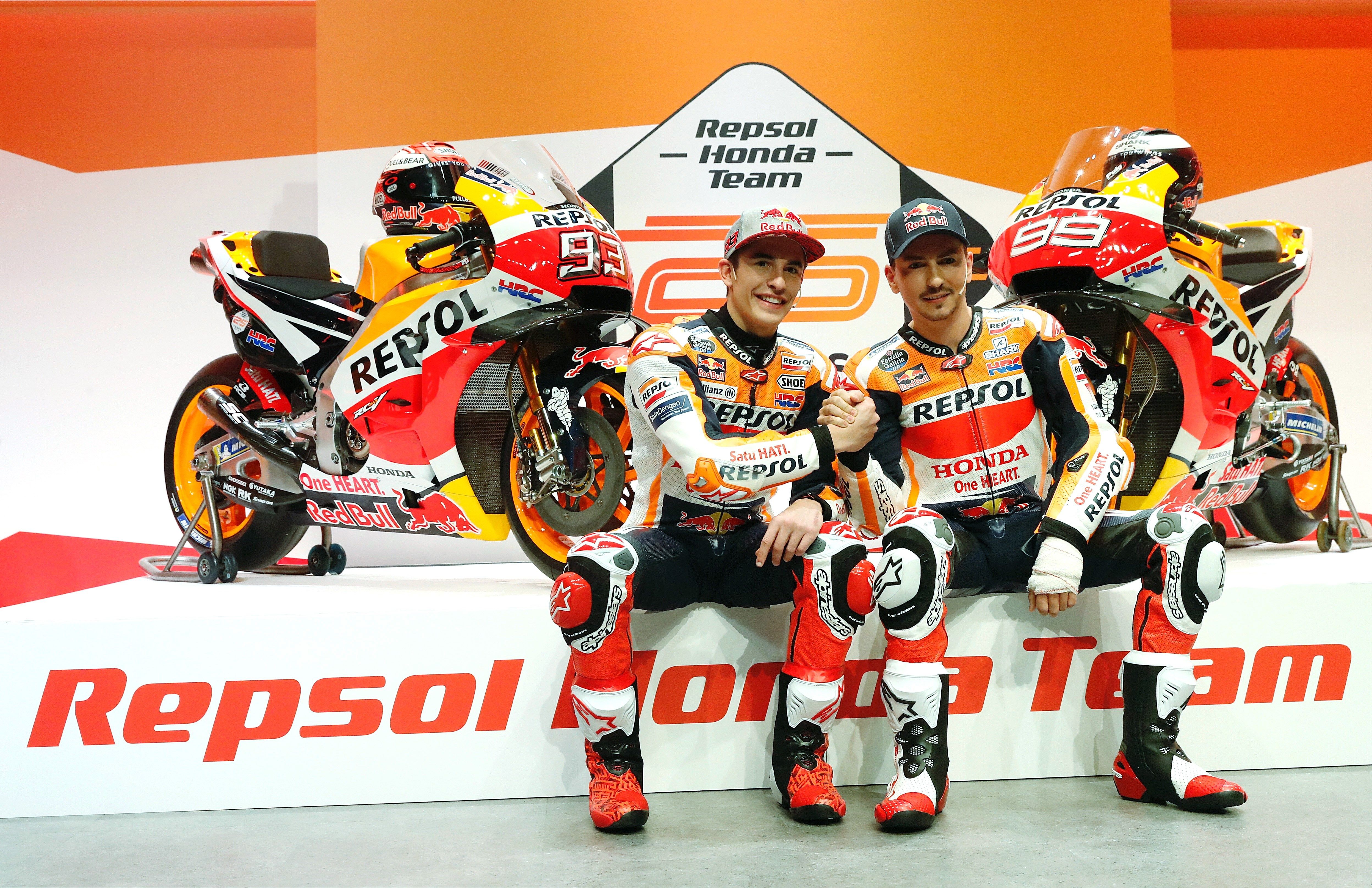 Los españoles Marc Márquez y Jorge Lorenzo, integrantes del equipo Repsol Honda que competirá en el Mundial.