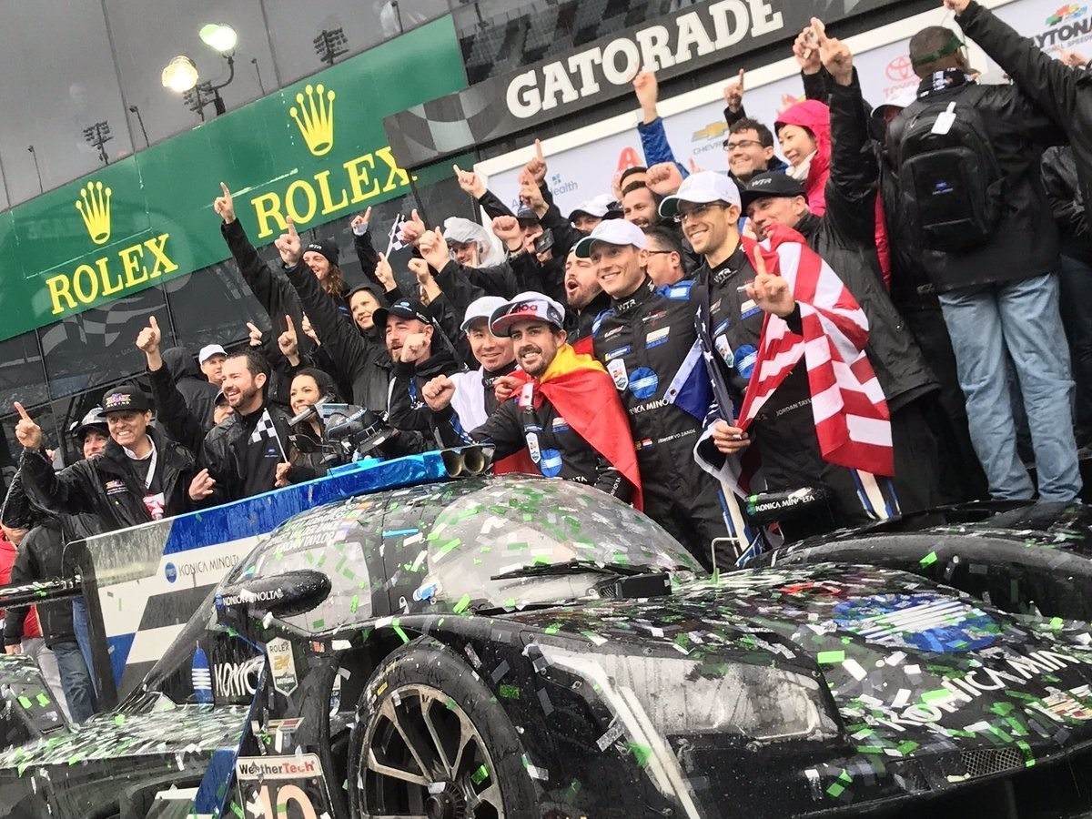 Fernando Alonso (en el centro) celebra su victoria en las 24 horas de Daytona con el equipo Wayne Taylor Racing.