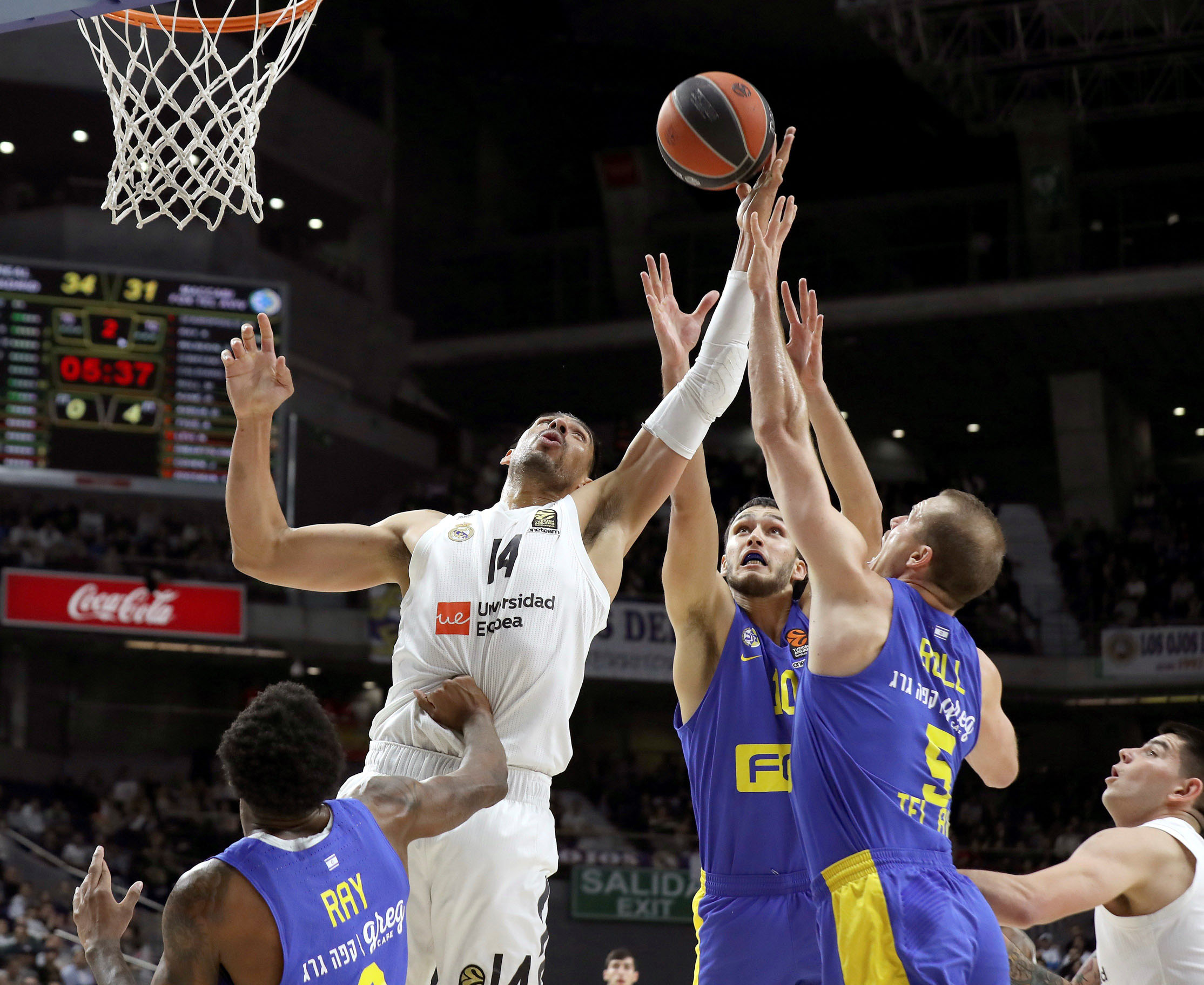 Gustavo Ayón, el jugador más valorado del partido, lucha por un rebote rodeado de jugadores del Maccabi.