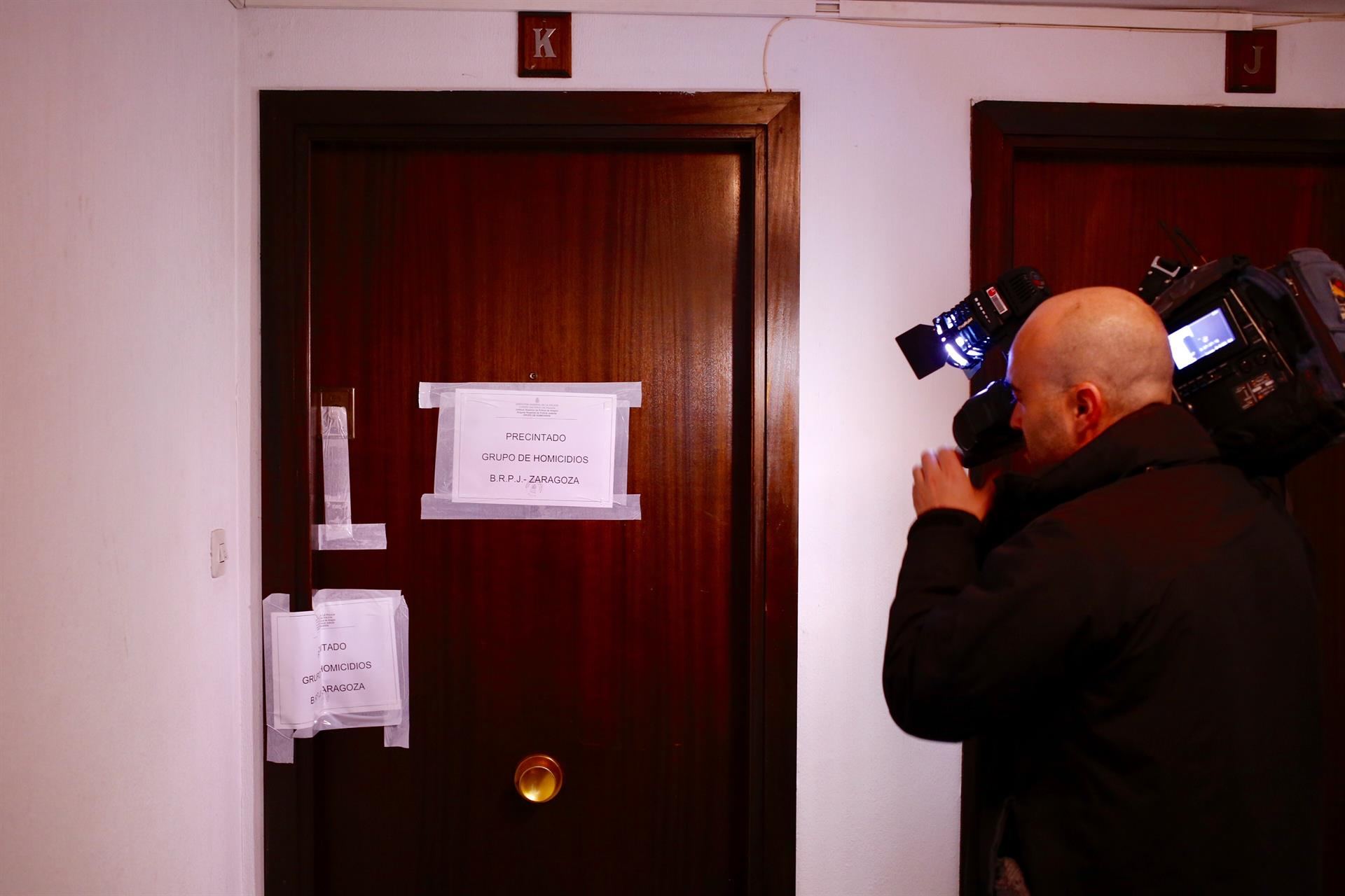 Puerta precintada de la casa del presunto asesino donde fue hallada muerta la abogada zaragozana. / europa press