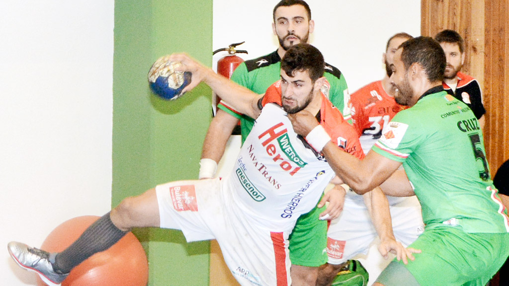 Darío Ajo es sujetado de manera antirreglamentaria por un defensor del Puerto Sagunto. / AMADOR MARUGÁN