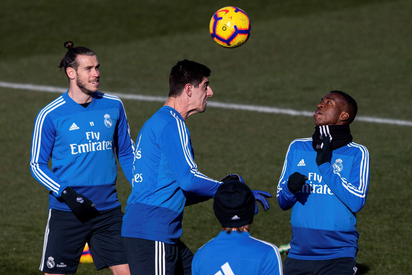 Bale, Courtois y Vinicius realizan un ejercicio durante el último entrenamiento del Real Madrid previo a visitar Cornellá.