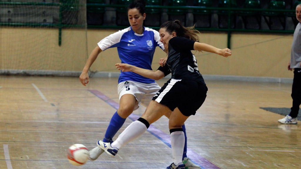 La cierre del Unami CP Cristina de Andrés trata de interceptar una jugada ante una jugadora del CDE Mora. / NEREA LLORENTE