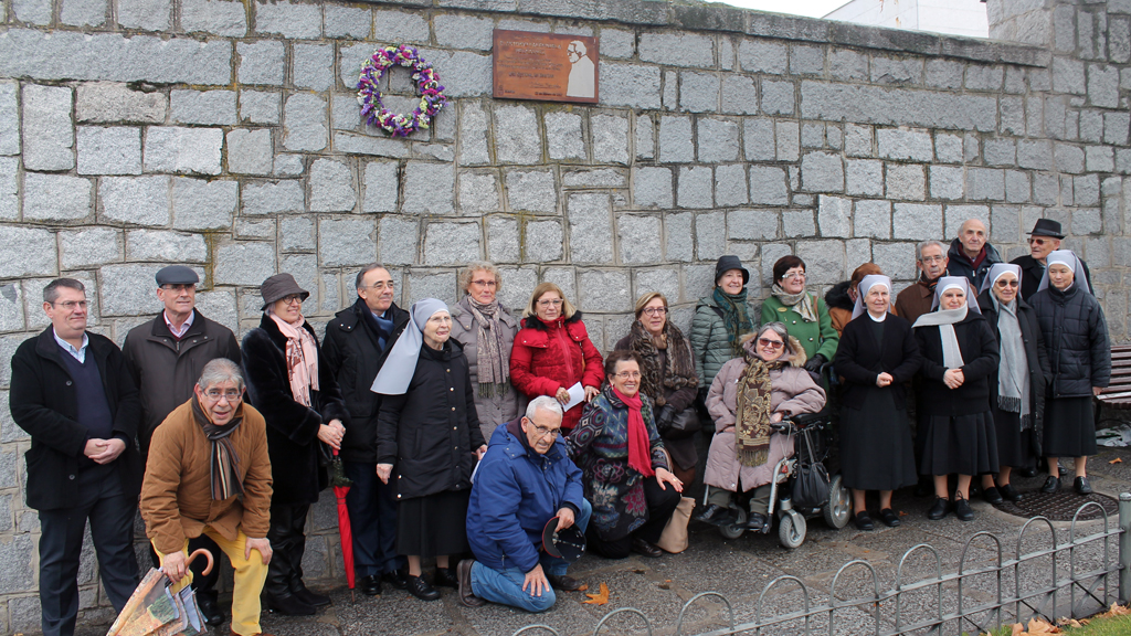 La ofrenda floral ante la placa que recuerda al obispo en la residencia de las Hermanitas de los Pobres reunió a varias personas. / M.G.