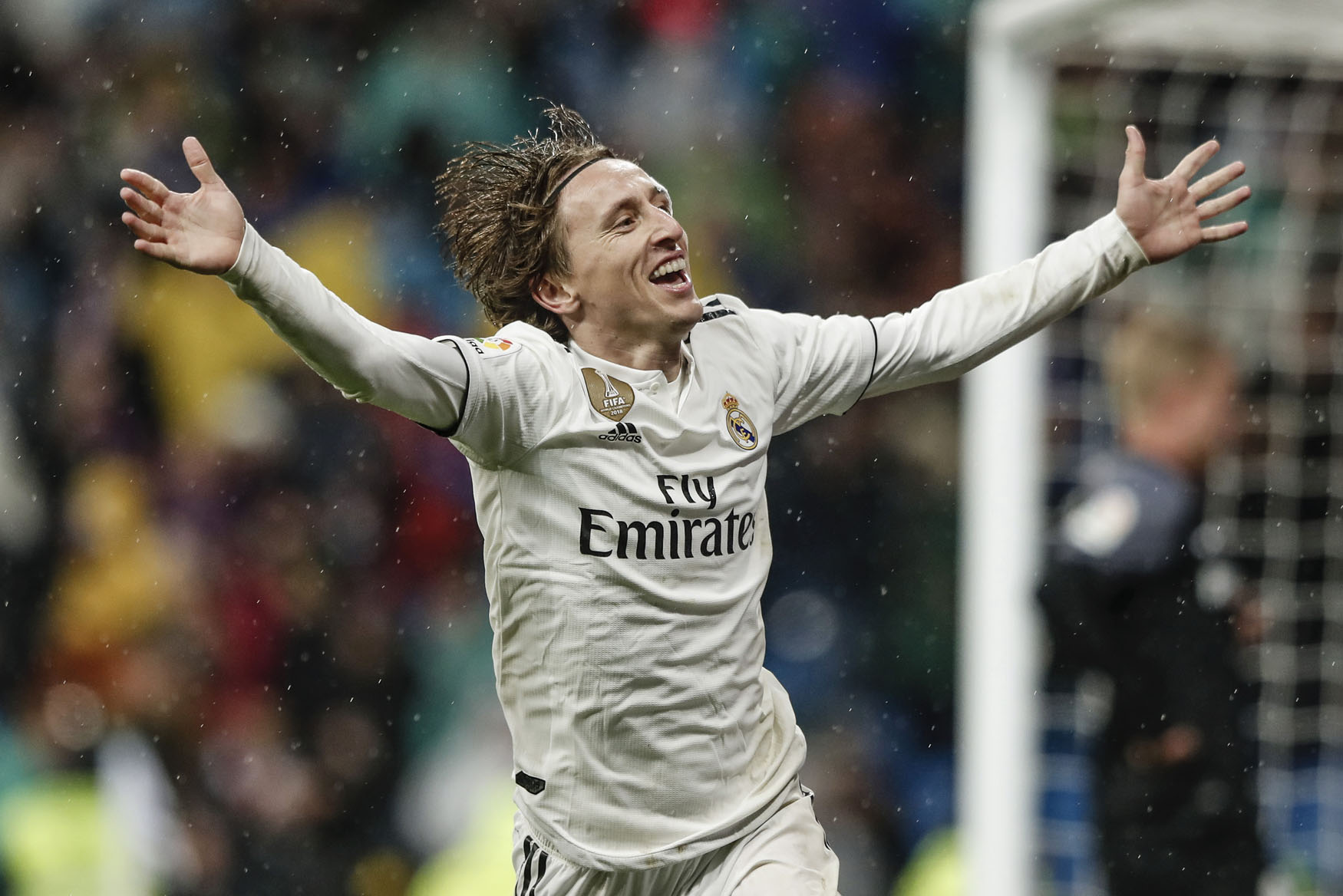 El Madrid cambia de cara 1 Luka Modric, el mejor en la victoria del Real Madrid ante el Sevilla, celebra su gol.