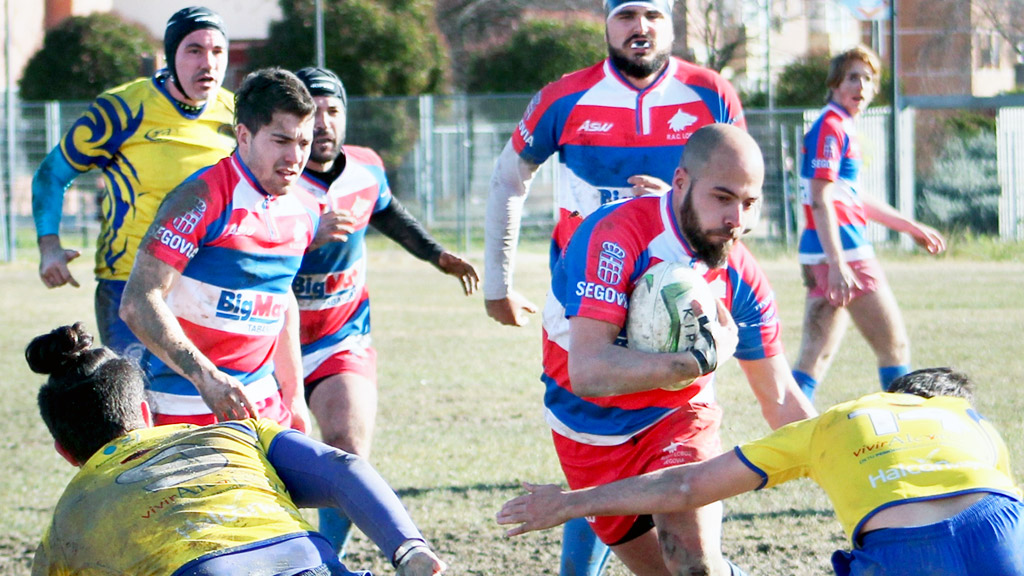 El jugador del BigMat Lobos intenta progresar con el oval ante la oposición de un contrario. / BIGMAT LOBOS