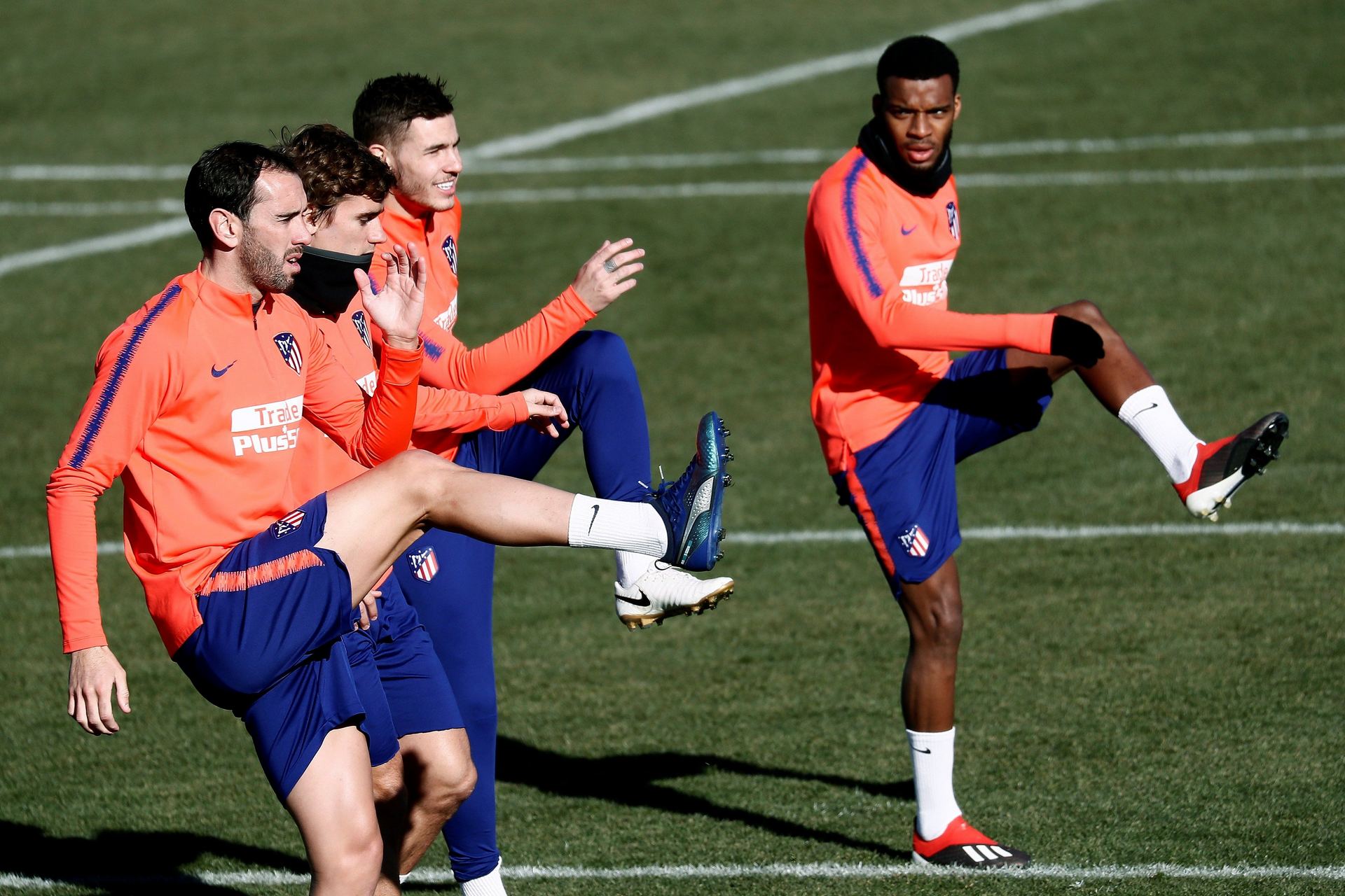 El Atlético quiere evitar sobresaltos en casa ante un efectivo Levante 1 Los jugadores del Atlético de Madrid realizan varios ejercicios en el entrenamiento previo al partido de la Liga.
