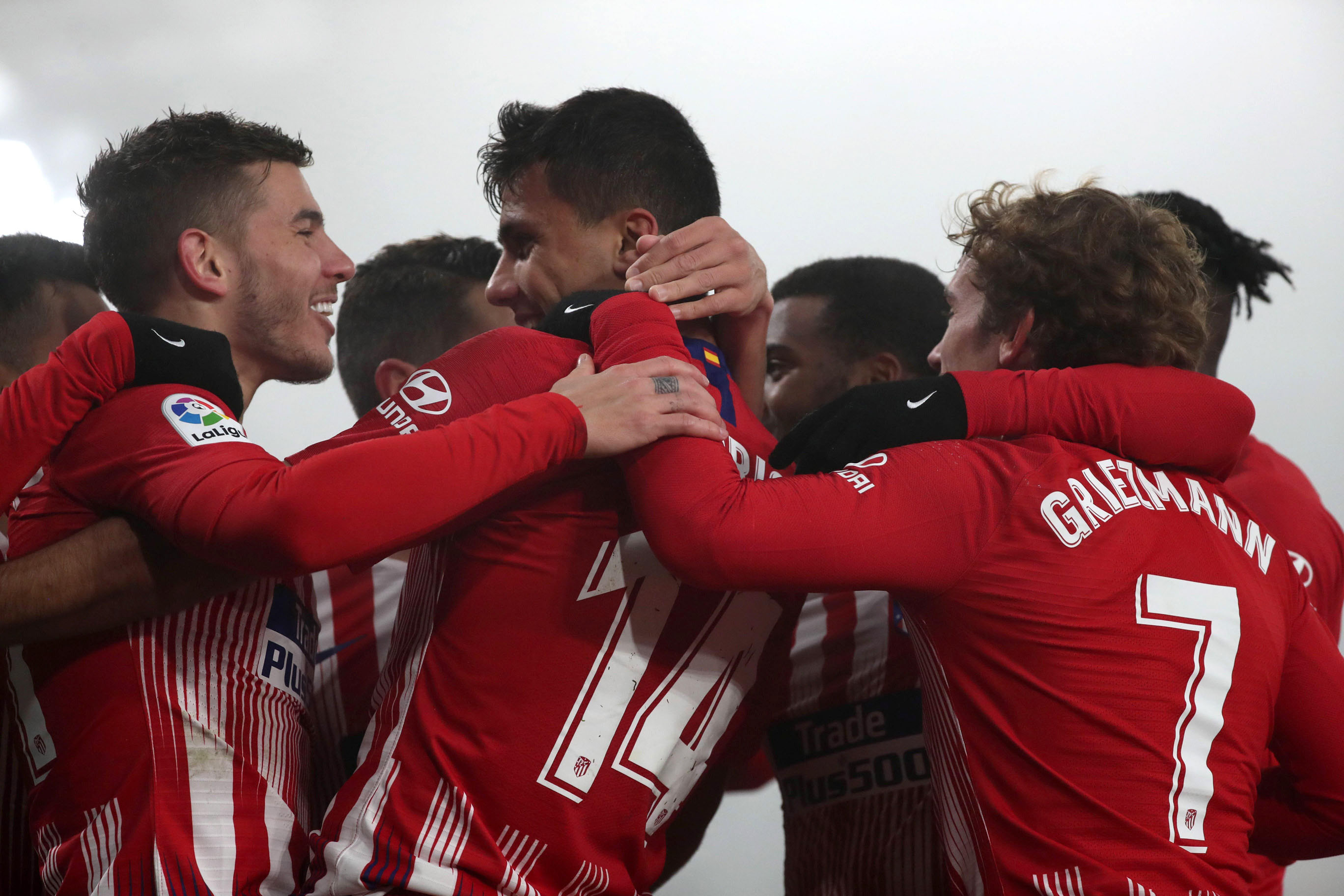 La niebla lanza al Atleti 1 Lucas (izq) celebra con sus compañeros el primer gol del Atlético, en una victoria ante el Huesca en El Alcoraz marcada por la densa niebla.