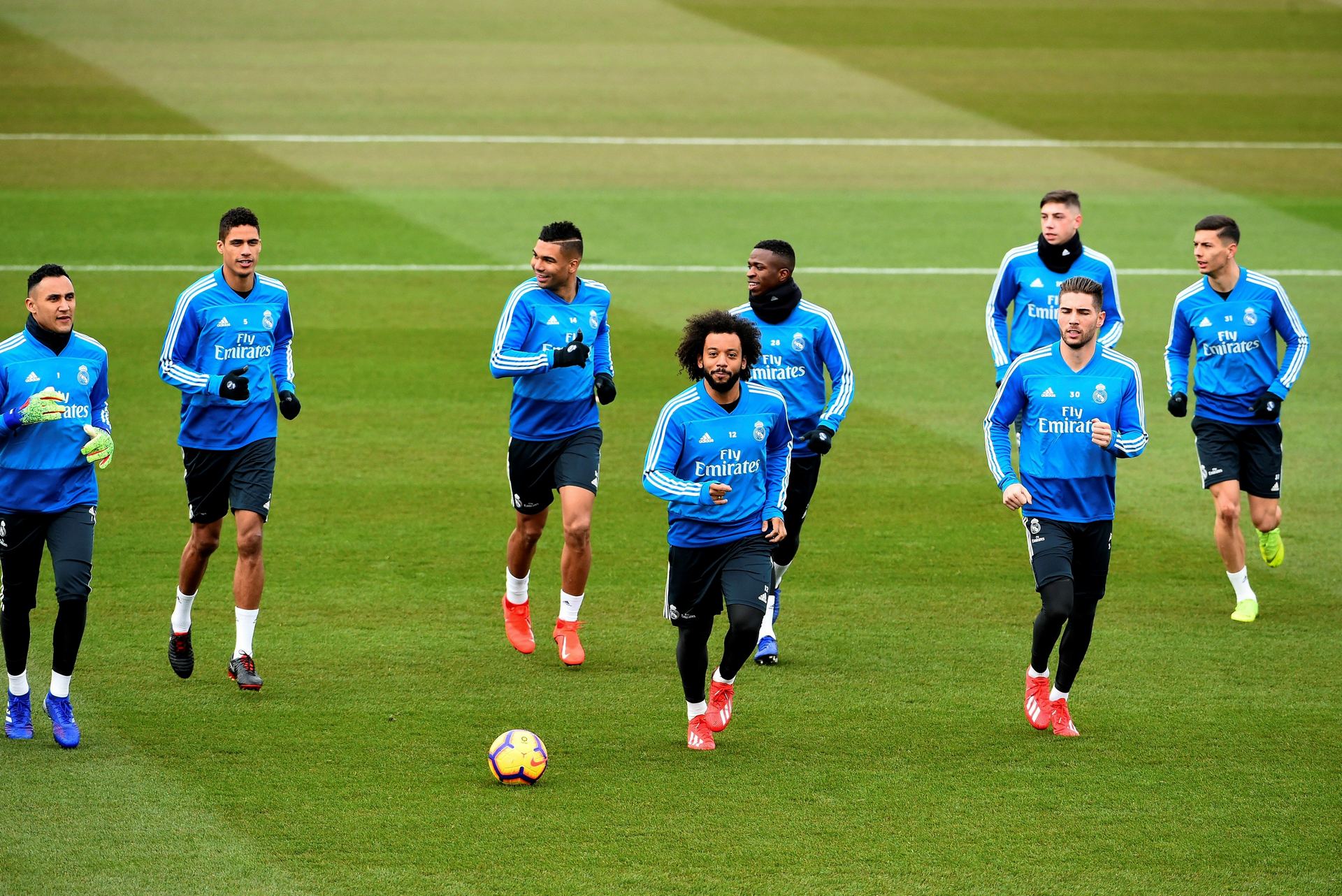 La equipación madridista durante el entrenamiento celebrado ayer en la Ciudad Deportiva de Valdebebas.
