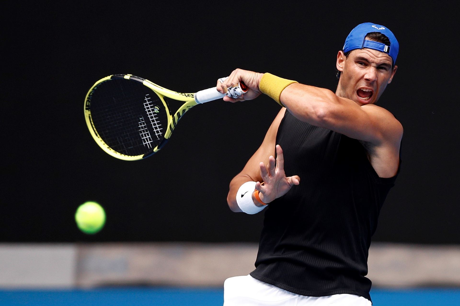 El tenista español Rafael Nadal repele una bola durante una sesión de práctica en la pista Rod Laver Arena.
