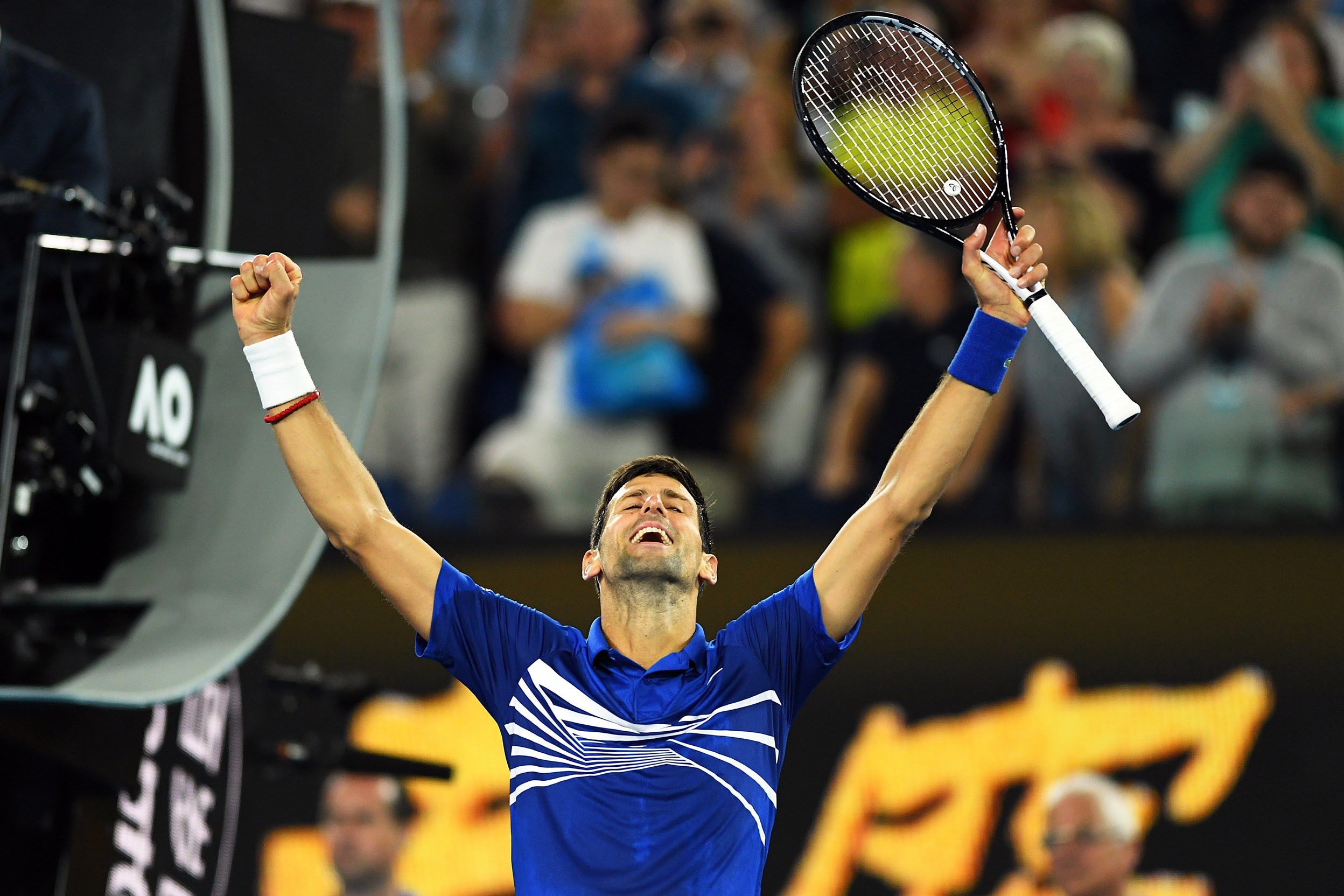 Novak Djokovic celebra su victoria ante el francés Lucas Pouille en semifinales del Abierto de Australia.