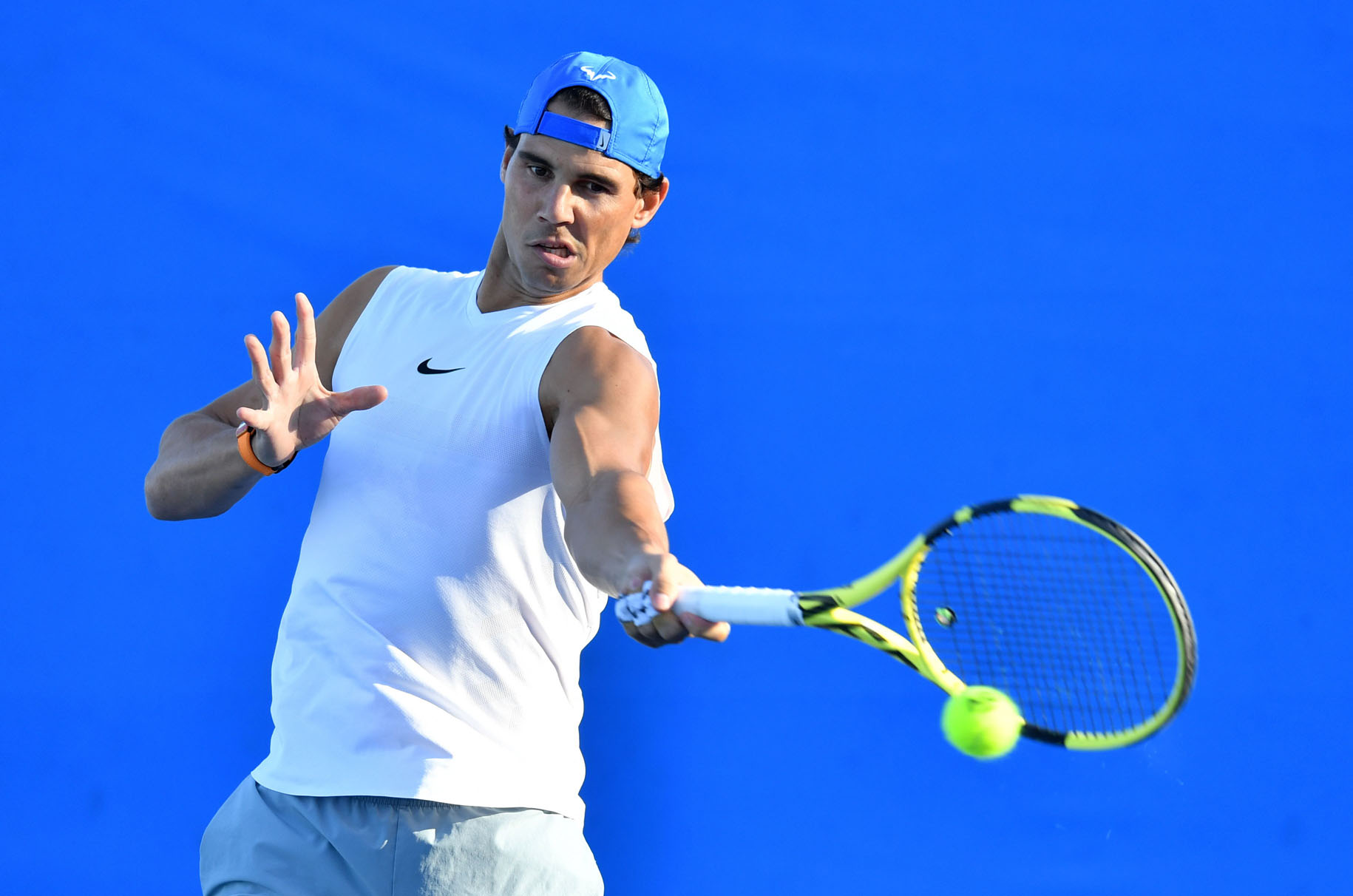 Rafa Nadal devuelve una bola en un entrenamiento antes de afrontar su debut en Brisbane.