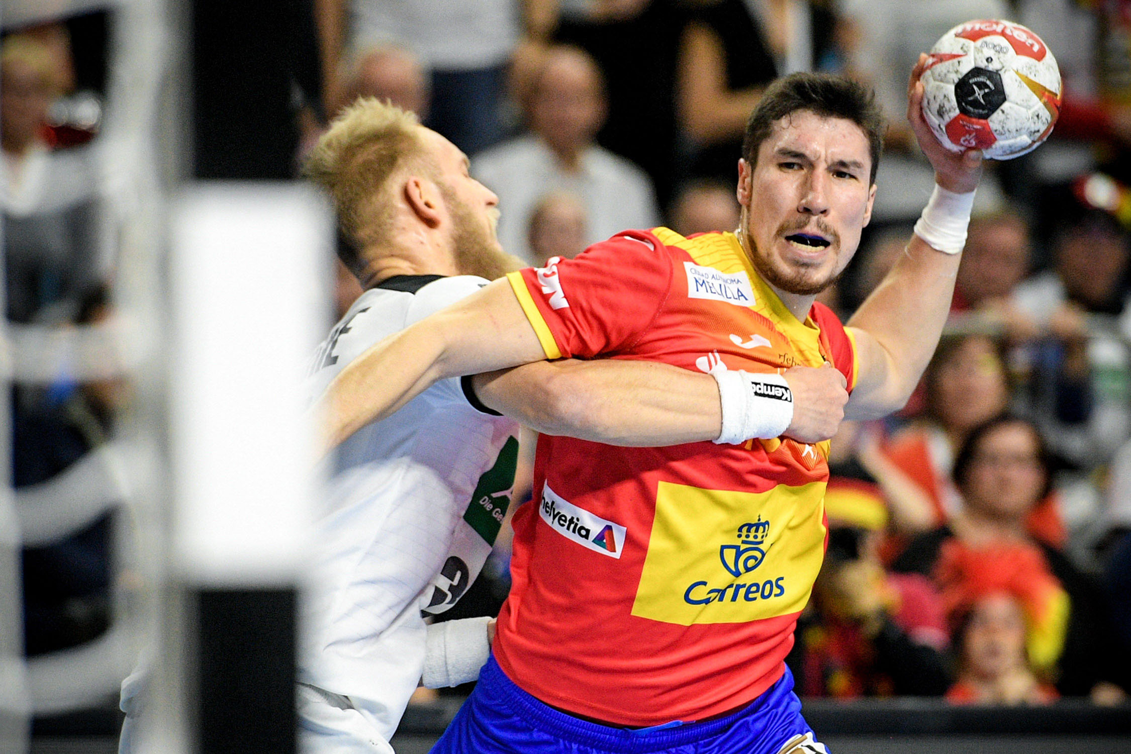 Los ‘Hispanos’ juegan su ‘final’ por el Preolímpico 1 Alex Dujshebaev intenta lanzar en el partido contra Alemania.