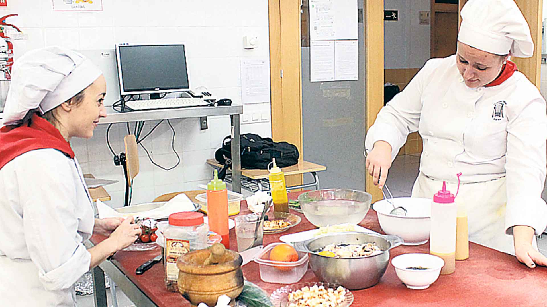 En cocina y en sala, los alumnos de Hostelería y Turismo del CIFP Felipe VI muestran ante un público real el resultado de su aprendizaje. /  MG
