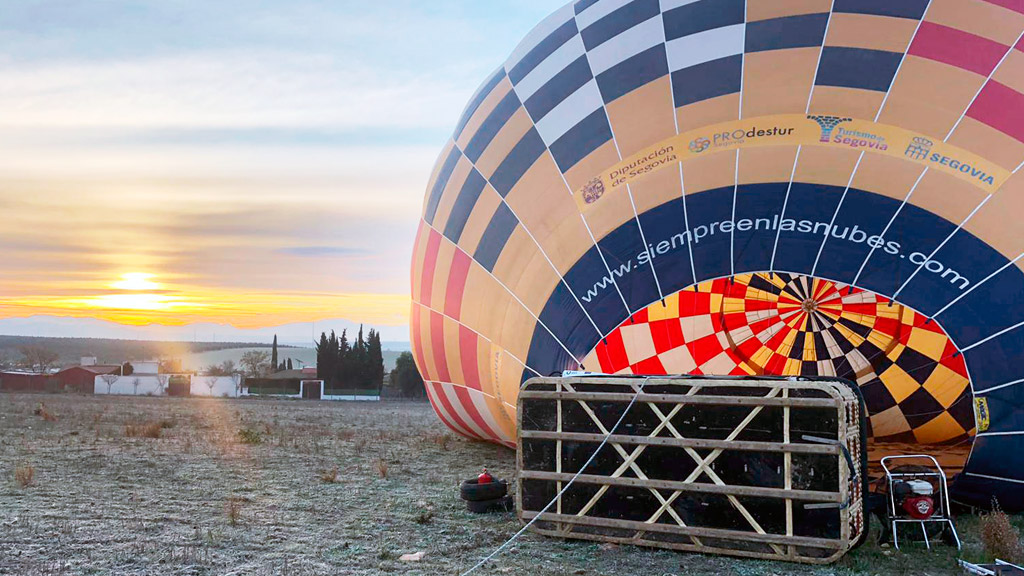 El gran globo rotulado con las letras de Segovia, durante las operaciones iniciales de despegue en su participación en la provincia de Málaga. / el adelantado