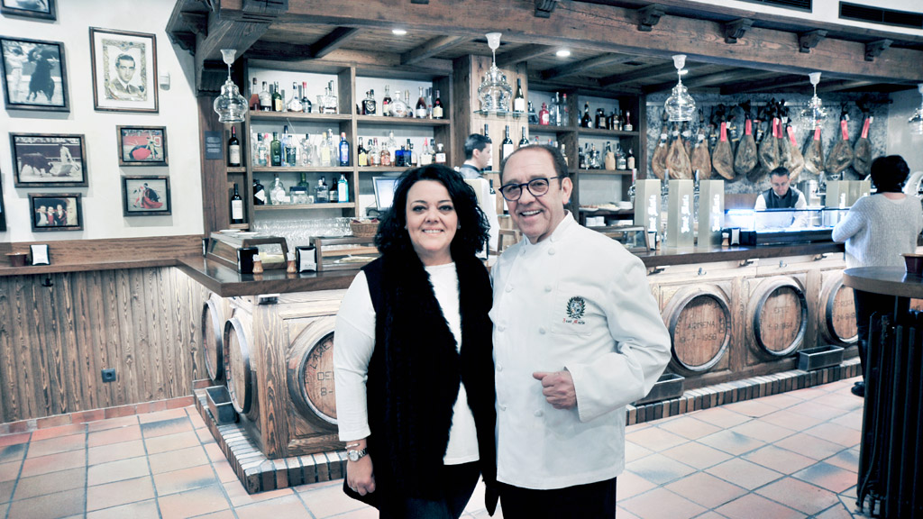 Rocío Ruiz, directora del  restaurante y José María Ruiz, presidente del Grupo José María posan en las remodeladas instalaciones de su bar. / EL ADELANTADO