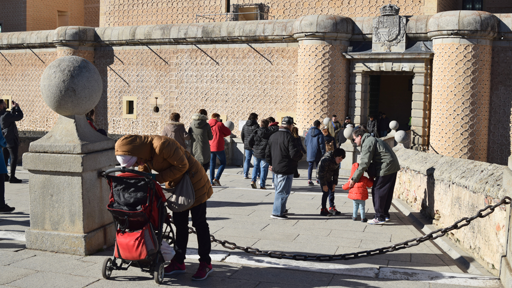 Un grupo de personas acceden al interior del Alcázar. /rocío pardos