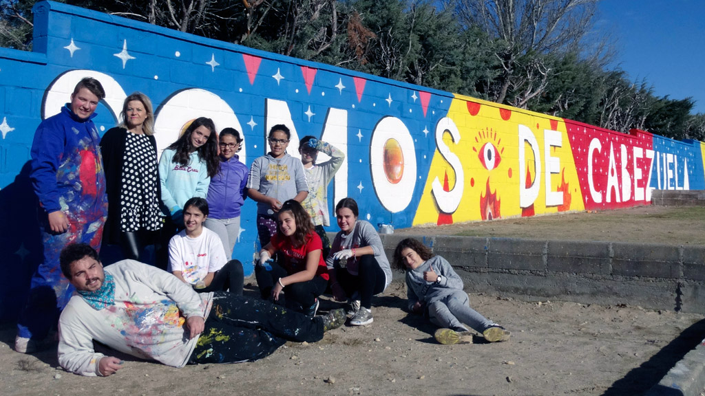 Adrián Matesanz, con un grupo de jóvenes colaboradores.