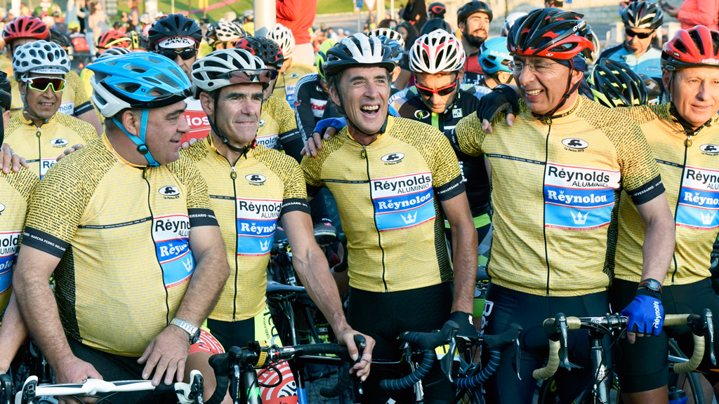 Pedro Delgado, en el centro, en una de las salidas de la marcha cicloturista que lleva su nombre, que se celebra en agosto. / ROCÍO PARDOS