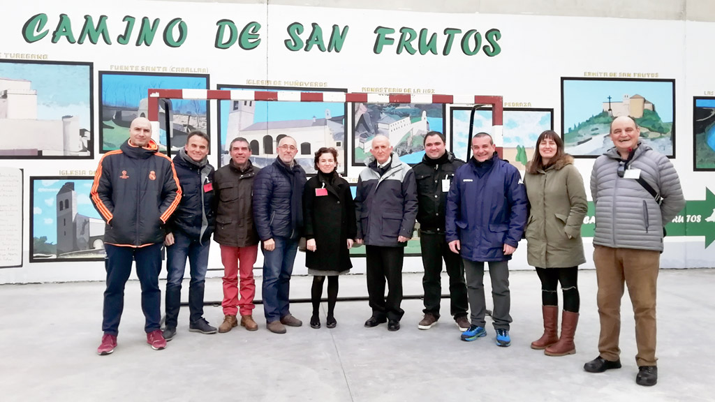 Los alcaldes de Cantalejo, Sepúlveda y Villar de Sobrepeña posan junto al director del centro penitenciario y la directora del periódico local en el mural  que adorna el módulo 2  de la cárcel, en el que se evoca la historia y los hitos más significativos del Camino de San Frutos. /EL ADELANTADO
