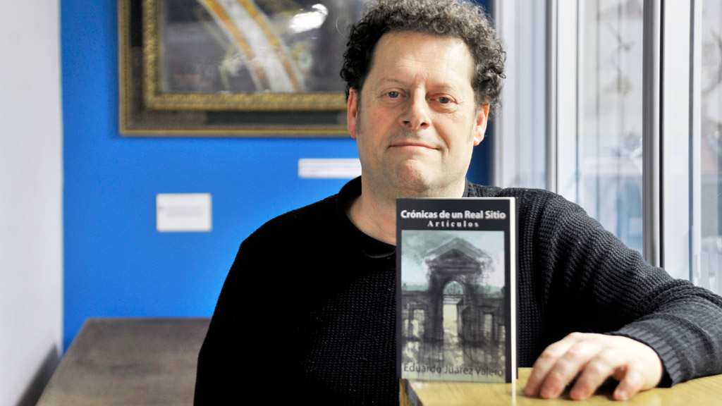 Eduardo Juárez, con su libro, en el que aparecen historias de la gente de La Granja. / kamarero