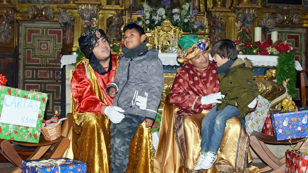 Grandes y pequeños disfrutaron del Belén del Cristo del Mercado y luego entregaron sus peticiones al Cartero Real. / R. PARDOS