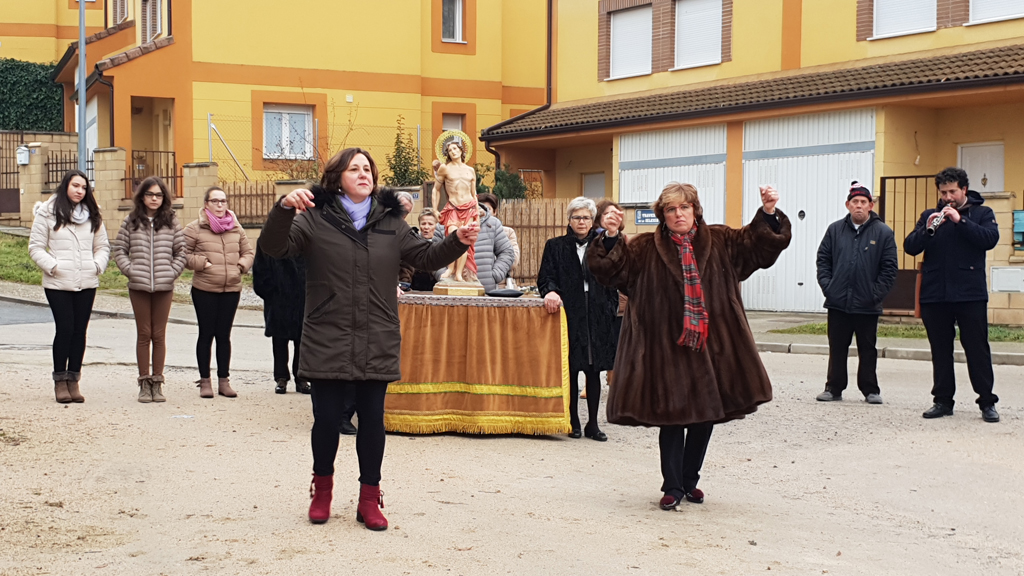 Los vecinos de Revenga, desde hace seis años que recuperaron la tradición, celebran la festividad de San Sebastián, su patrón, “de una manera muy austera”, con una procesión, amenizada por los Dulzaineros de Revenga, y una solemne misa. Después, el Ayuntamiento ofreció un aperitivo en el Salón del Consistorio al que estaban invitados todos los lugareños. / L. M.