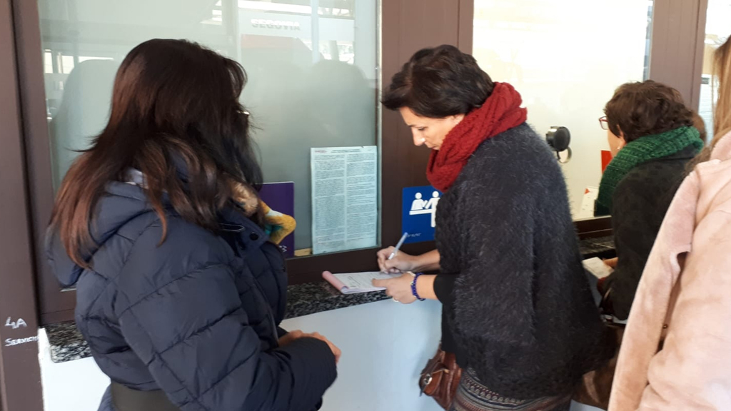 Una usuaria se dispone a presentar una reclamación en la taquilla de Avanza de la estación de Segovia. / E. A.