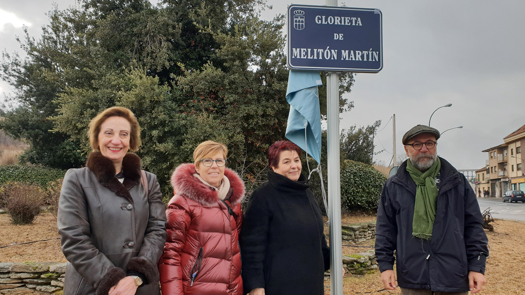 La placa que da nombre a la glorieta en honor de Melitón Martín fue inaugurada ayer de manera oficial. / EL ADELANTADO