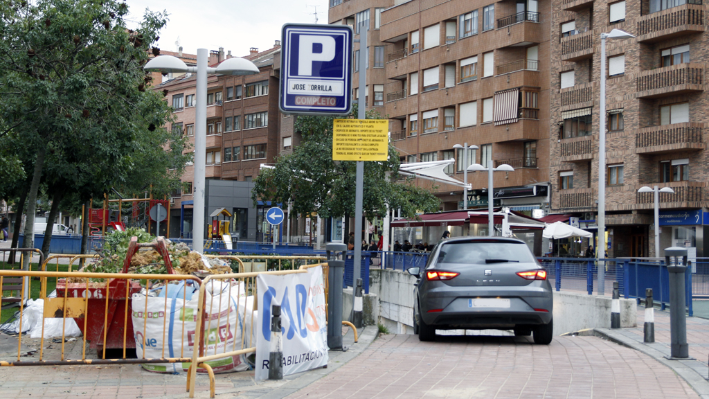 Continúan las obras para adecuar las instalaciones del parking y poder reabrirlo a segovianos y visitantes. / NEREA LLORENTE
