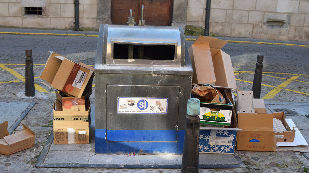 Contenedor de cartón desbordado