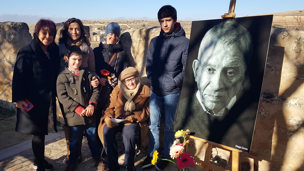 La concejala de Turismo, Claudia de Santos, junto a la viuda y familiares de Francisco Peralta. / E. A.
