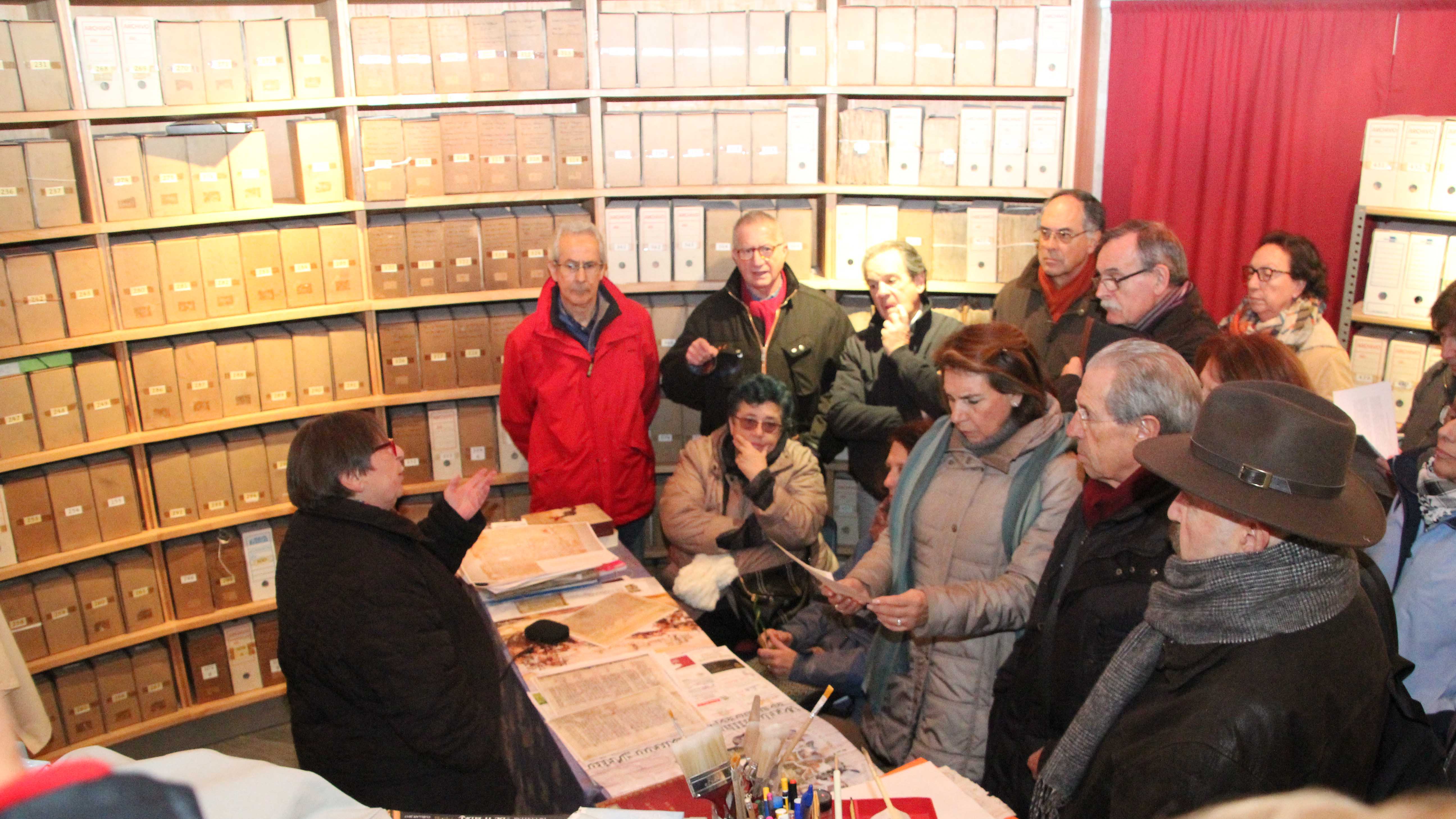 Alumnos en su visita al Archivo de la Casa Ducal de Albruquerque./c. núñez