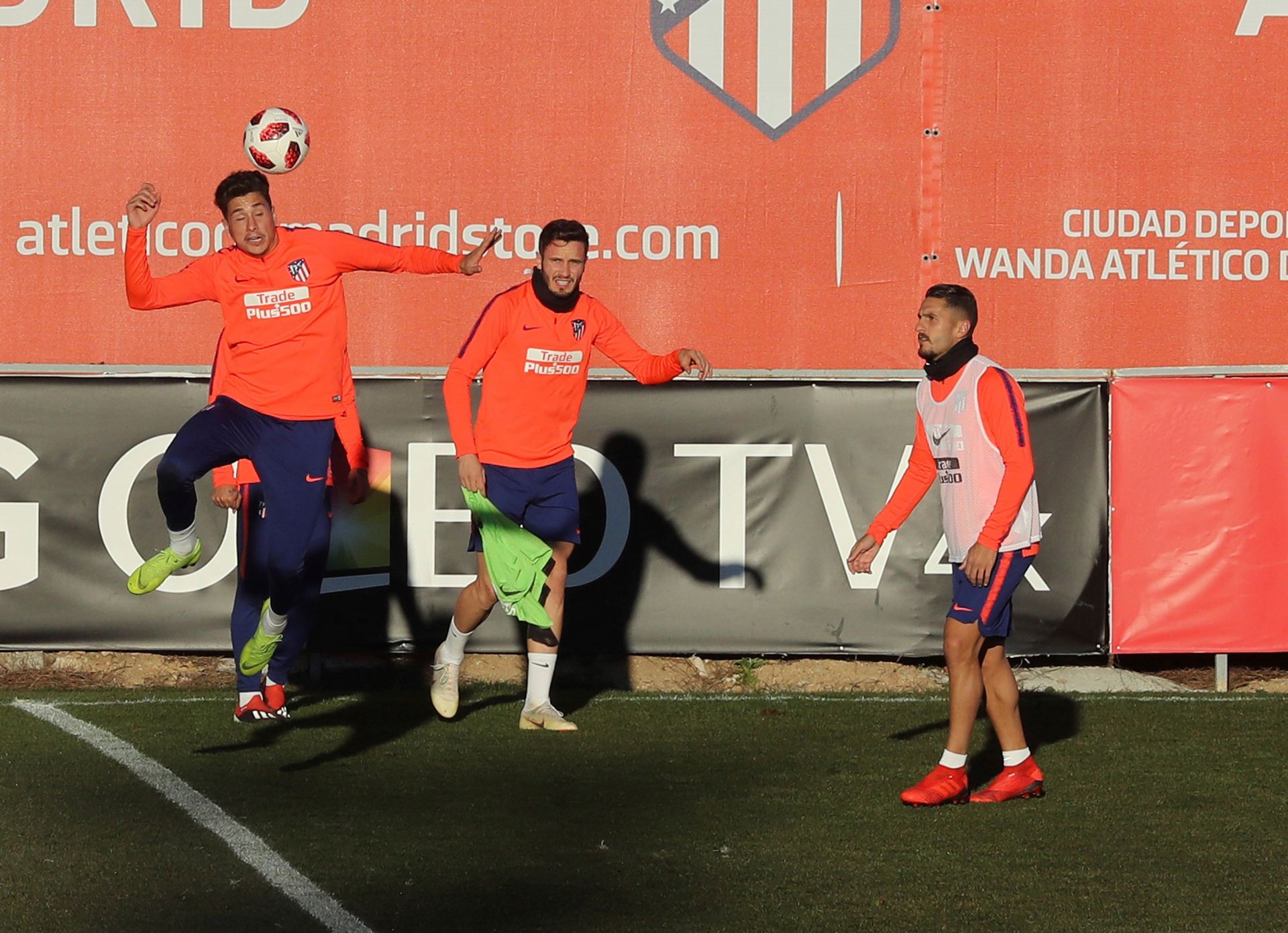 José María Giménez, Saúl Ñíguez y Koke Resurrección (i-d), durante el entrenamiento previo al encuentro de hoy en Girona.