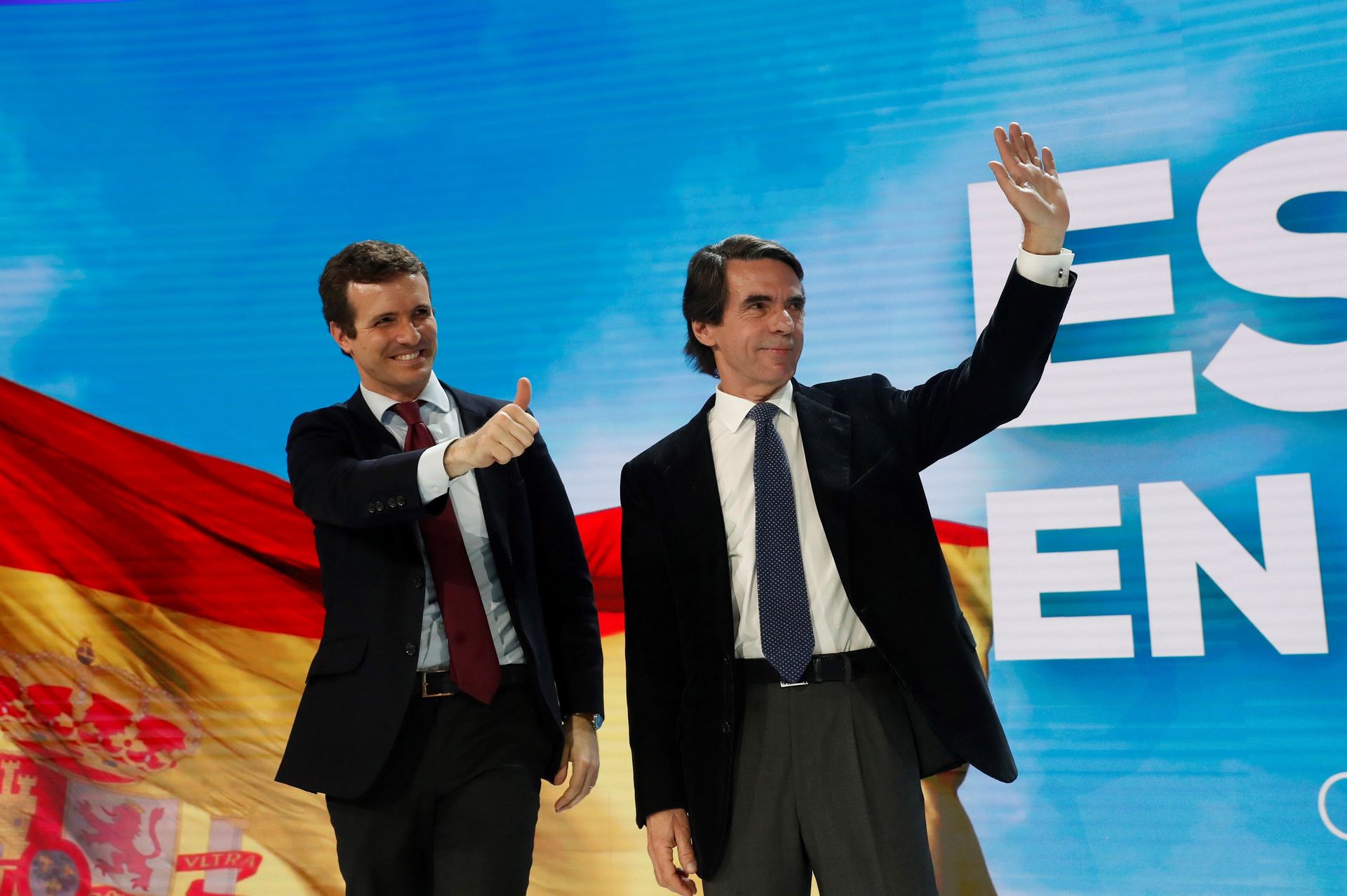 El líder del Partido Popular, Pablo Casado (i), junto al expresidente de la formación y del Gobierno, José María Aznar, en la convención del partido.