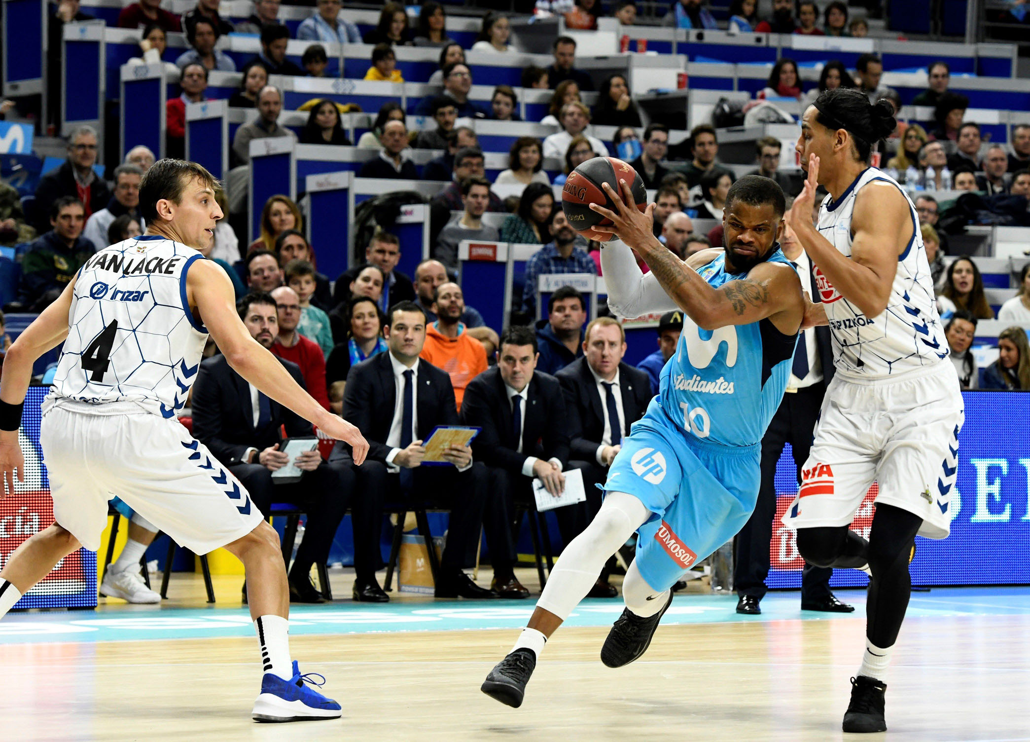 Omar Cook, del Movistar Estudiantes, entra a canasta.