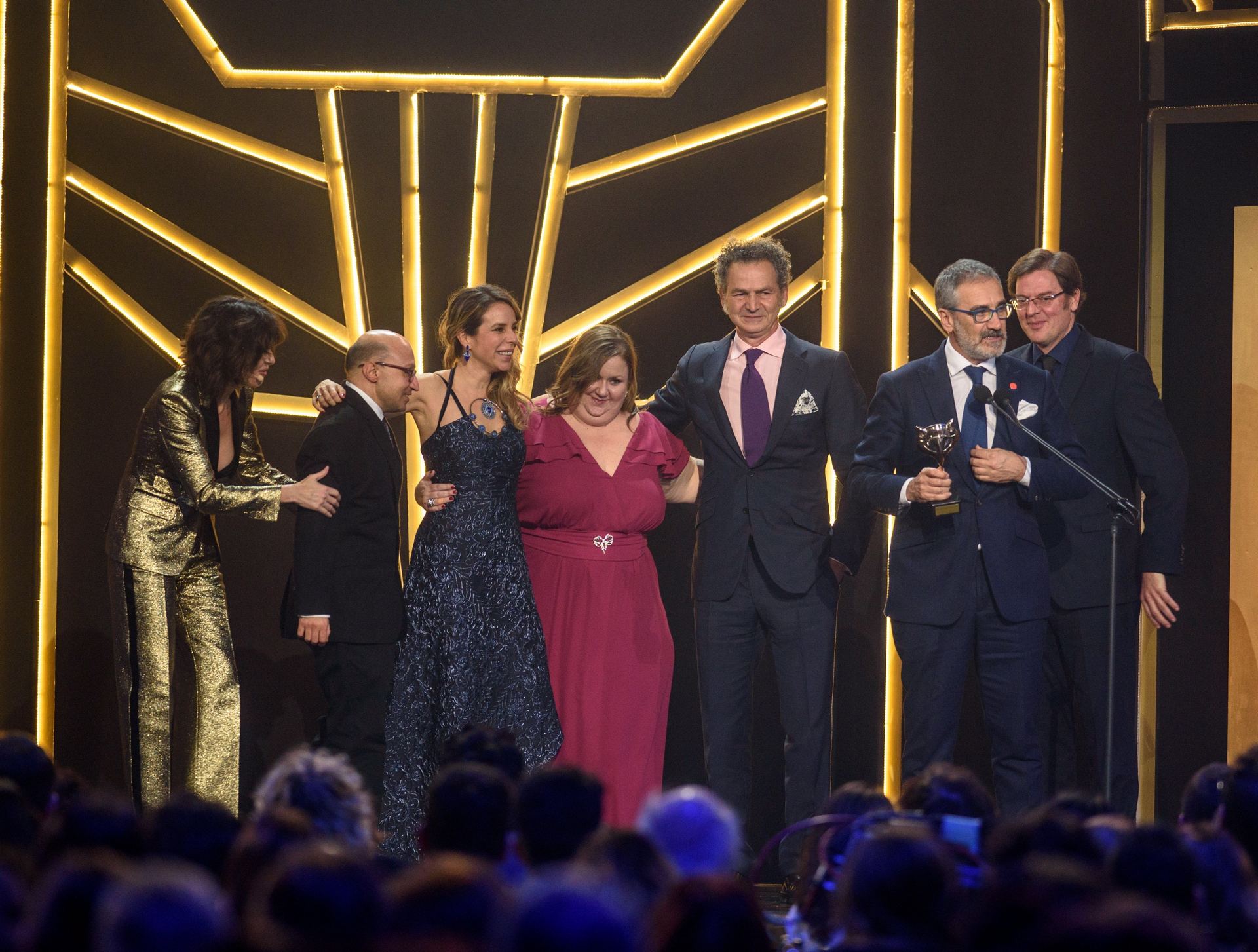 Los miembros del equipo de ‘Campeones’ recogen su galardón a la mejor película de comedia.