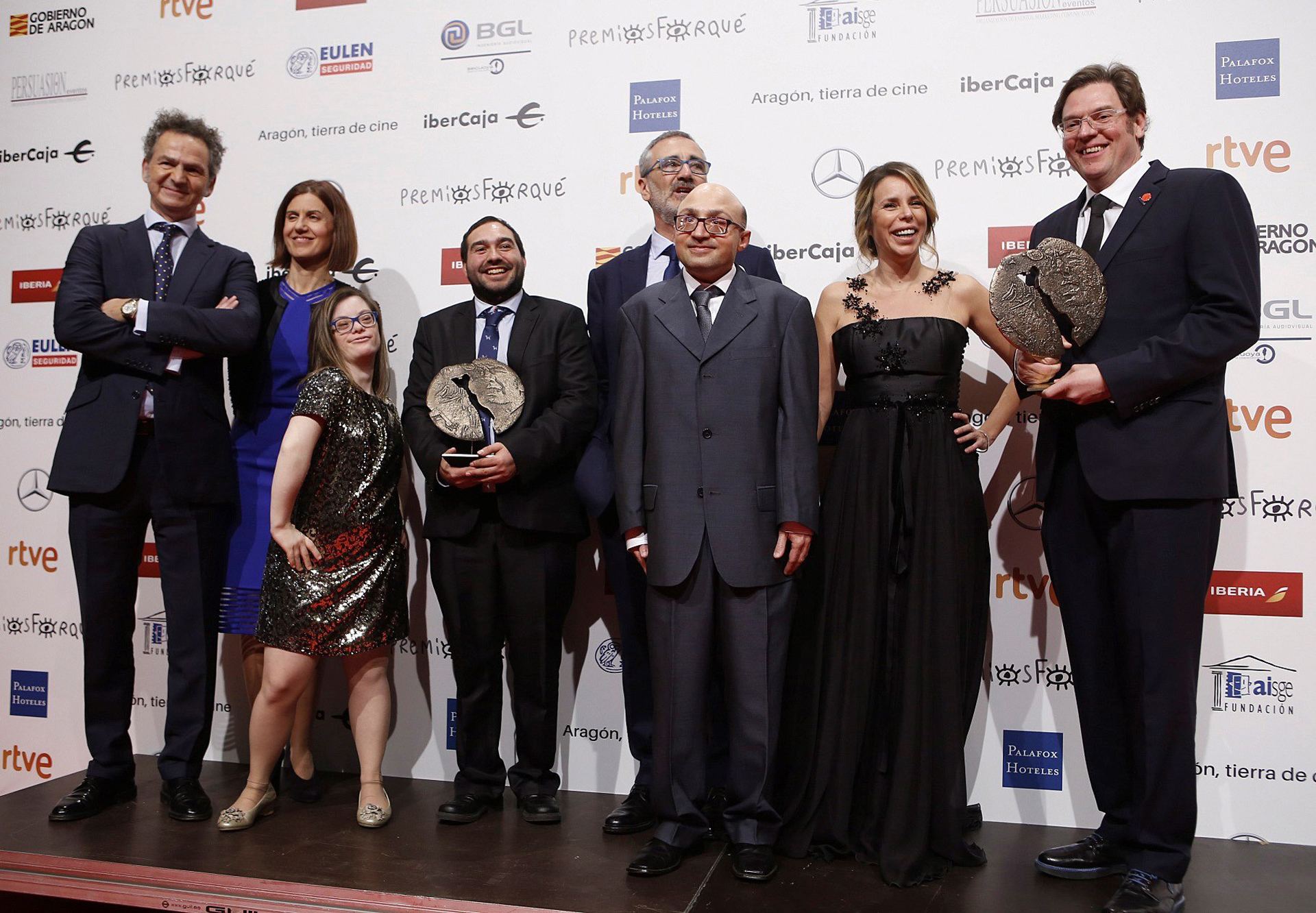 El equipo de la película ‘Campeones’ posa con los premios al mejor Largometraje de Ficción / Animación y el ‘Forqué al cine y la educación de valores’.