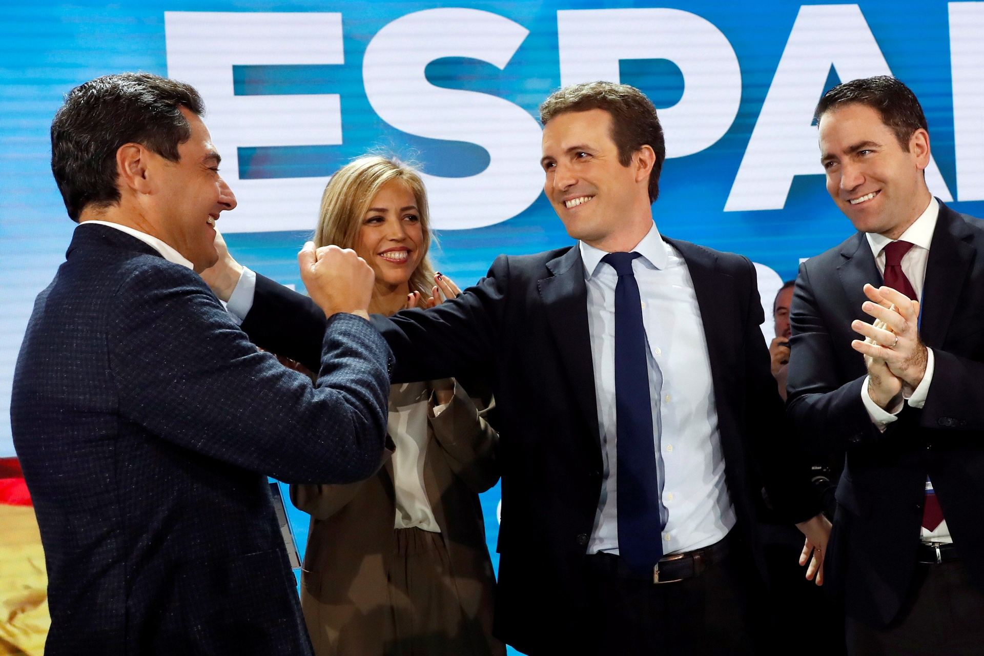 Pablo Casado (c) junto a su mujer, el presidente de la Junta de Andalucía, Juanma Moreno (i) y el secretario general del PP, Teodoro García Egea.