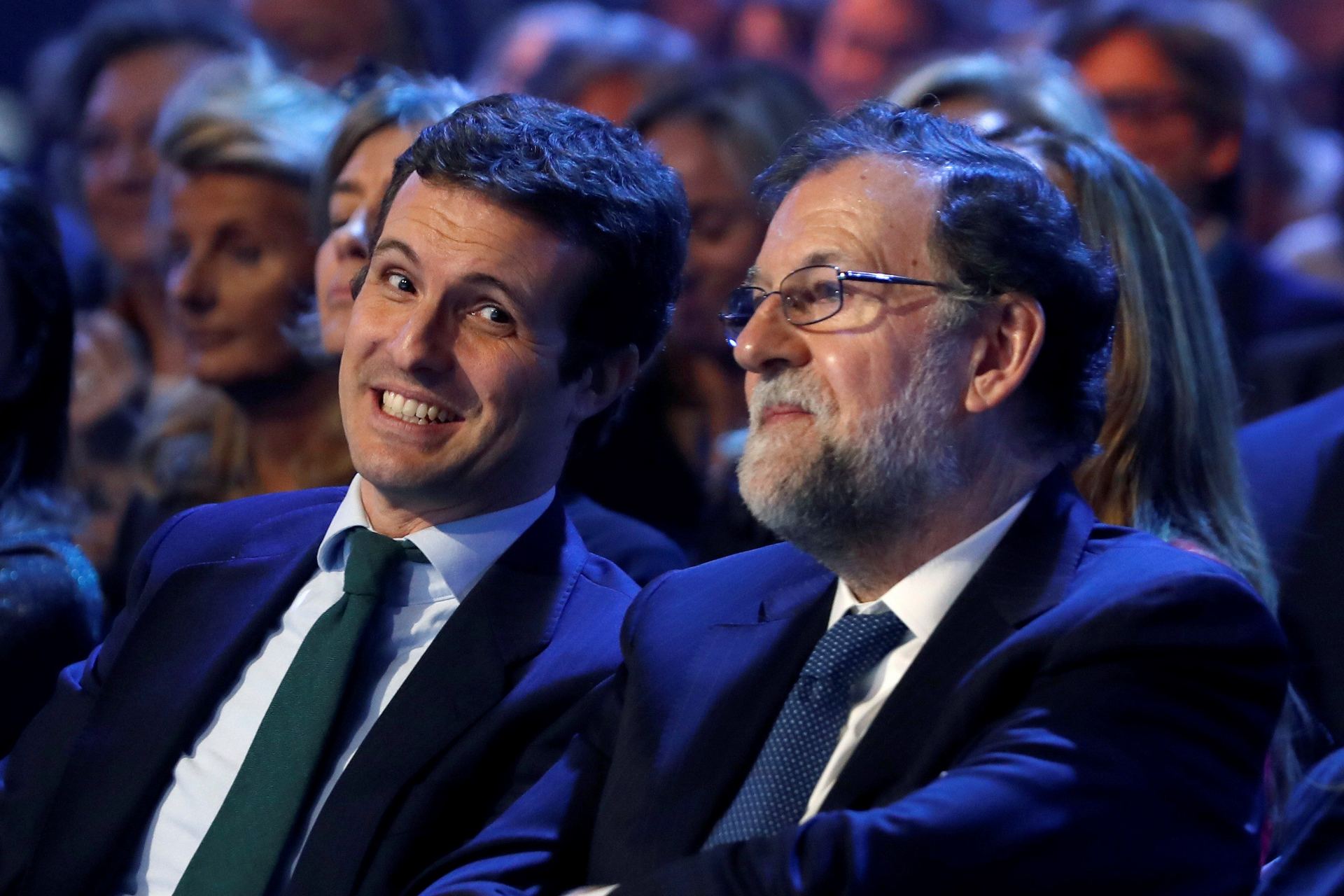 Rajoy llama al PP a mantener su posición contra los “doctrinarios” 1 El presidente del PP, Pablo Casado (i), junto a su predecesor en el cargo, Mariano Rajoy.
