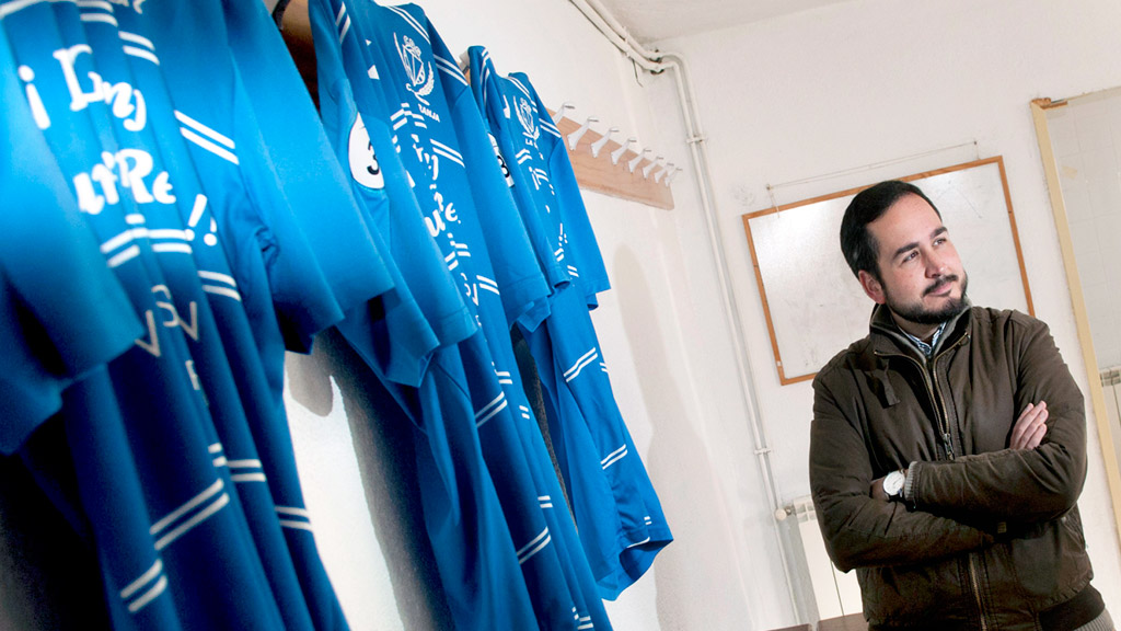 El entrenador del CD La Granja, Diego Yepes, en los vestuarios del campo de El Hospital con las camisetas de los jugadores. / CD LA GRANJA