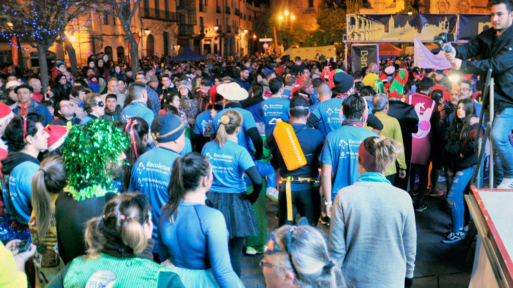 Los deportistas colapsan la línea de meta situada en la plaza Mayor en un momento de la Carrera Fin de Año. / KAMARERO