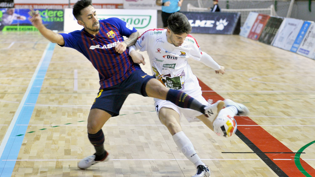 El ala del Naturpellet Segovia Álvaro Quevedo intenta empalmar un balón, pero el jugador del Barcelona Joselito trata de impedírselo. / KAMARERO