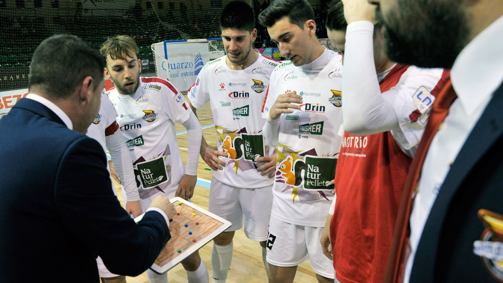 El técnico del Naturpellet, Diego Gacimartín, da instrucciones a Álvaro López Chus Blázquez y Julio Miguel. / KAMARERO