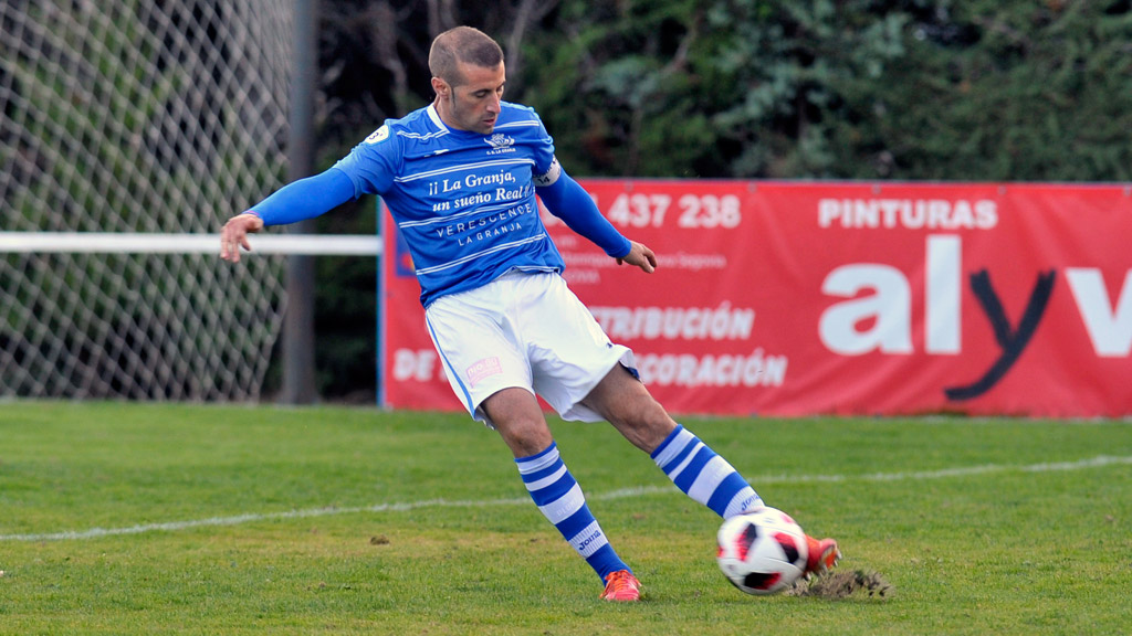El capitán del CD La Granja, Diego Navarro ‘Pluma’ se dispone a ejecutar un pase en largo durante un partido. / KAMARERO
