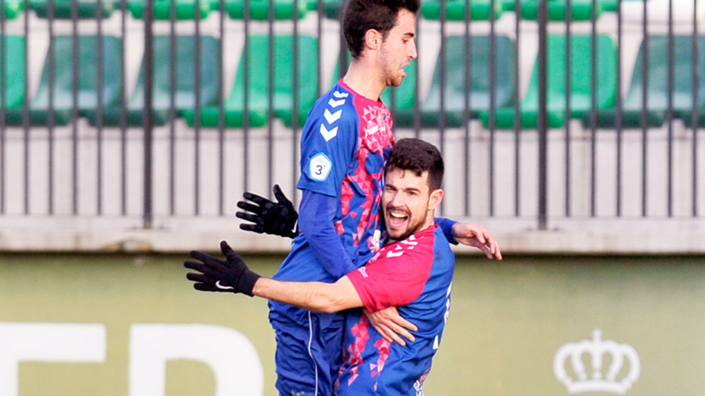 Juan de la Mata salta sobre Mika tras conseguir el 1-0. / KAMARERO