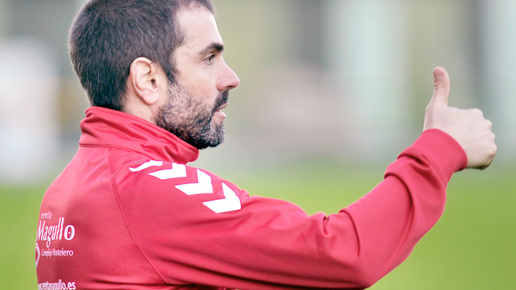 Ramsés felicita a uno de los jugadores de la Segoviana durante el partido que el equipo jugó ante el Zamora. / KAMARERO